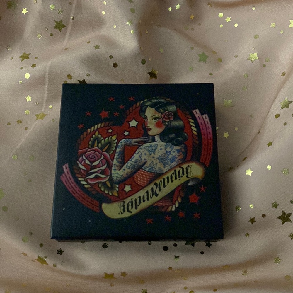Reina Rebelde on your face finishing powder